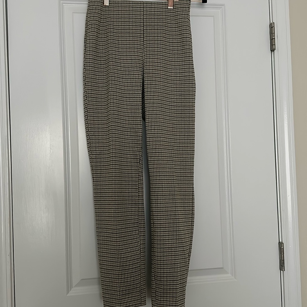 Beige/houndstooth-patterned slacks from H&M